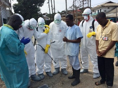 A team of workers stops and says a prayer each time before they retrieve the body of a patient who has succumbed to ebola. Photo: CNN 