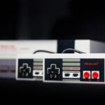 Close-up of a classic Nintendo console and controllers, symbol of retro gaming.